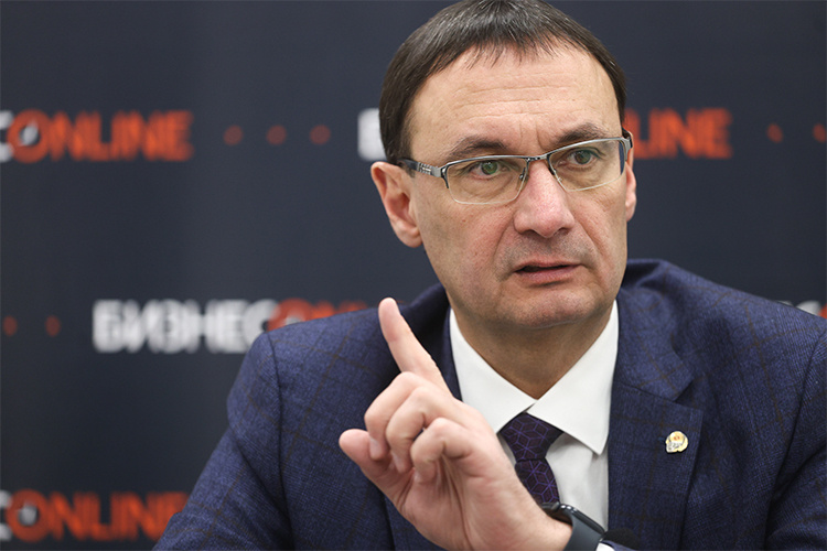    Айдар Абдулхаков: «Нет ни одного города мира, который мог бы обойтись без услуг общественного транспорта. А чтобы транспорт работал бесперебойно на протяжении дня и ночи, его надо субсидировать, иначе тариф будет «кусачим».   
Фото: Андрей Титов