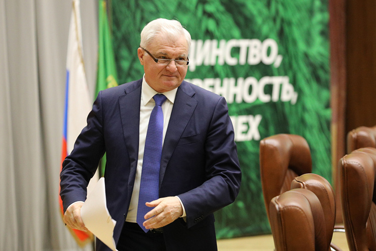    Владимир Плотников: «Люди ищут на прилавках продукцию не агрохолдингов, они ищут фермерскую продукцию. Потому что фермерскую продукцию они считают более качественной».   
Фото: «БИЗНЕС Online»