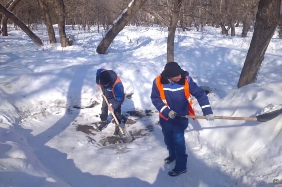    В Барнауле в преддверии весны начали очистку ливневок от льда и снега