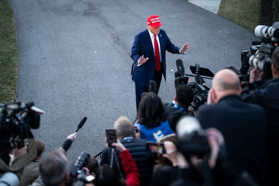 Президент Дональд Трамп беседует с журналистами у Белого дома 28 февраля. (Джабин Ботсфорд / The Washington Post)