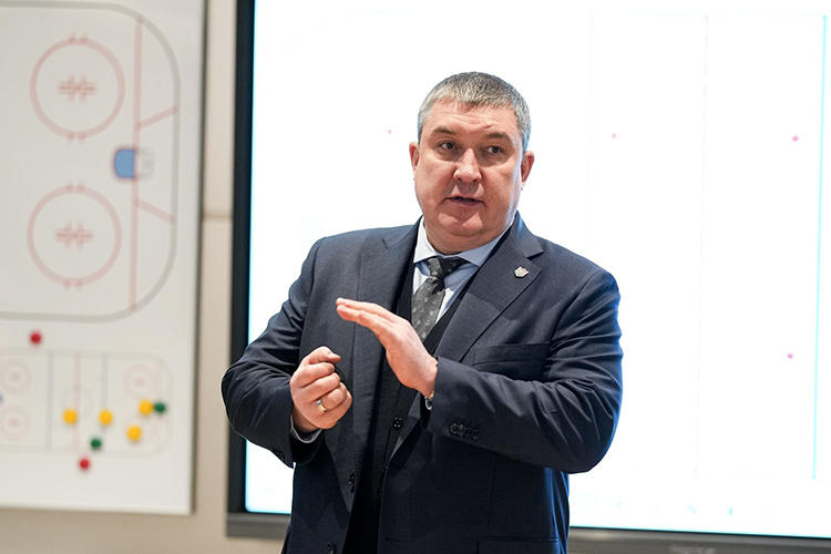    Команда Анвара Гатиятулина доминировала в первом периоде, но не забила