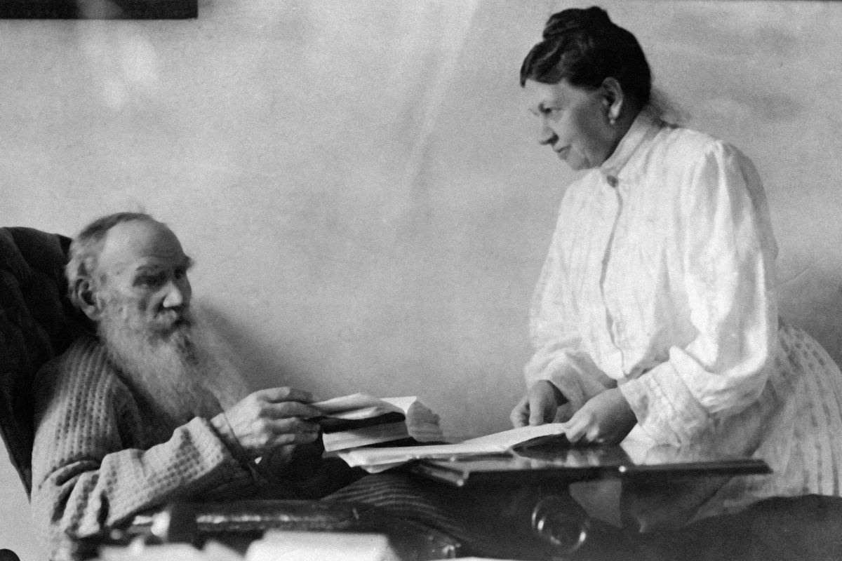    Лев Николаевич Толстой обсуждает рукопись с женой Софьей Андреевной. 1909 год. / РИА Новости