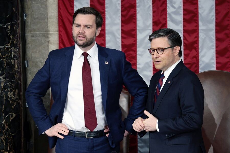    Вице-президент США Джей Ди Вэнс и спикер палаты представителей Майк Джонсон перед началом выступления президента США Дональда Трампа в конгрессе / Источник: © SHAWN THEW/EPA/ТАСС