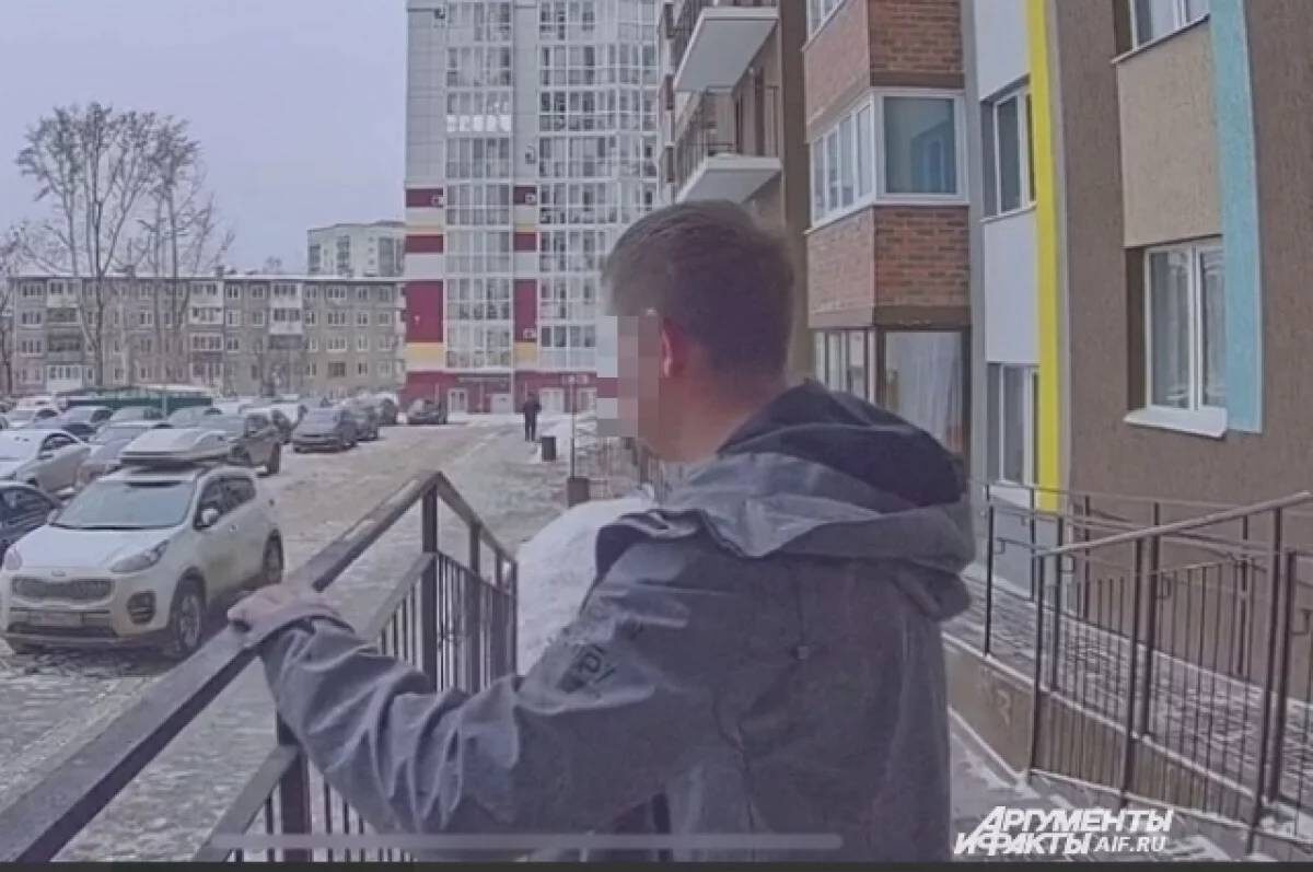    Мужчина, обвиняемый в истязании 9-летнего пасынка, попал на камеру наблюдения у подъезда. Он вышел на улицу, чтобы поймать убежавшего от побоев ребёнка © Аргументы и Факты