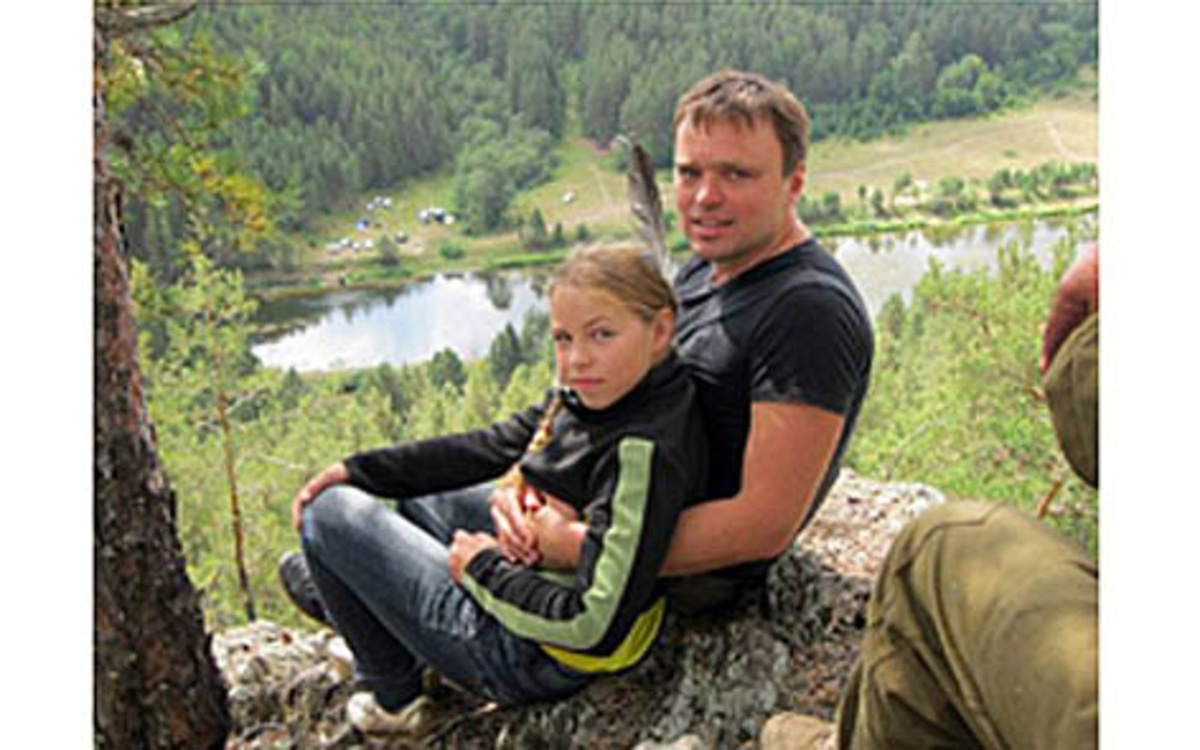 Денис и дочь Надя Визгаловы. https://resbash.ru/attachments/0b307ecfbc20259a9fe3e9d70a66458e73baaf98/store/crop/0/0/472/295/1600/0/0/f6f2b068f2cd97e529a789fe8d763b8d3526a019ed5307a6d1a18178fdbf/2a3e9b7847f2e20a5f6323c57c712cda.jpg