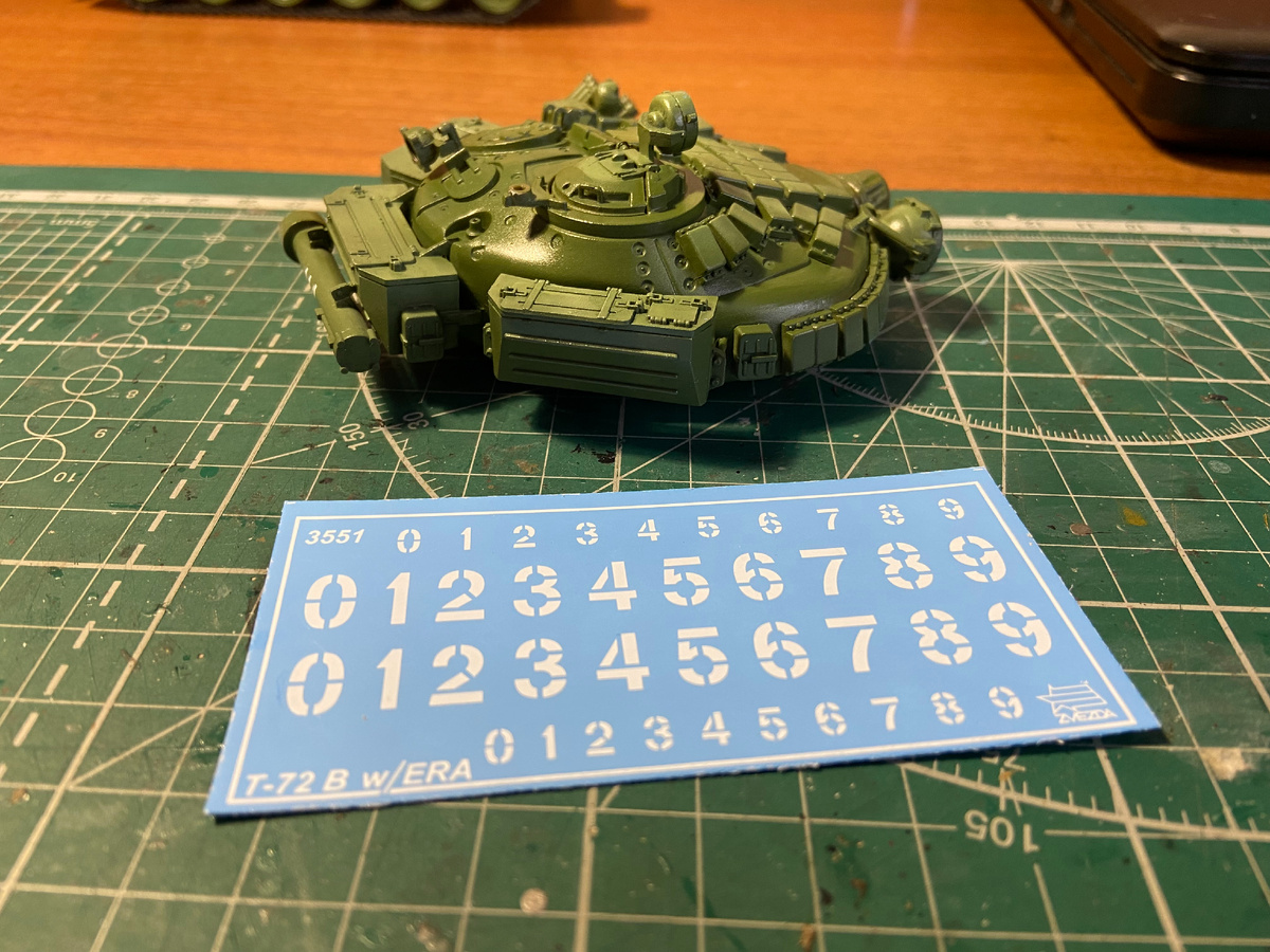Как нанести надписи если нет декалей. Модель российского танка Т-72. Масштаб 1/35. Производитель "Звезда". Фото из личного архива автора, © 2025 год