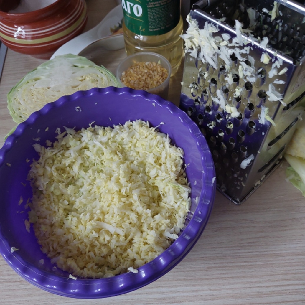 Натёртая на тёрке капуста.