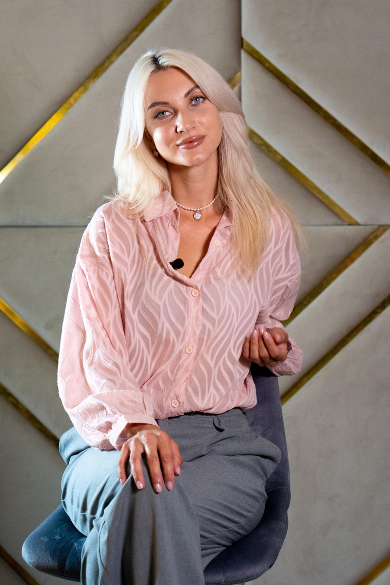 "Считаю, что каждая женщина должна уметь самостоятельно наводить красоту к любому торжеству."