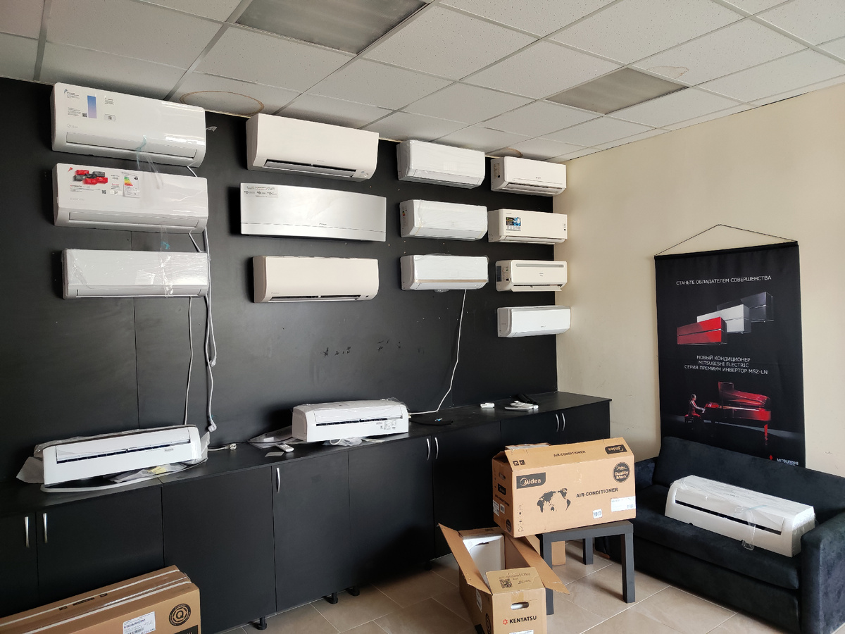 Кондиционеры разных брендов на витрине магазина