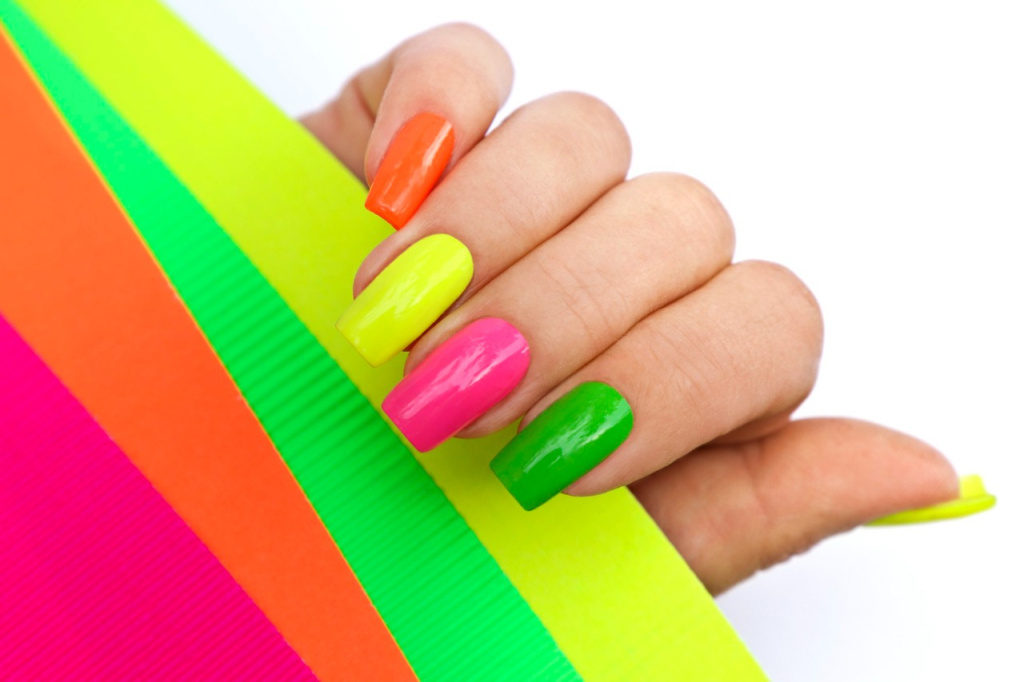 Идеи неонового маникюра