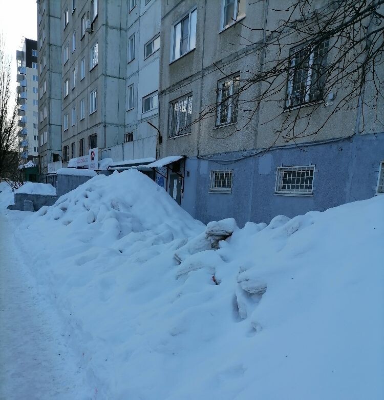 У нас сейчас вот такие сугробы около подъезда