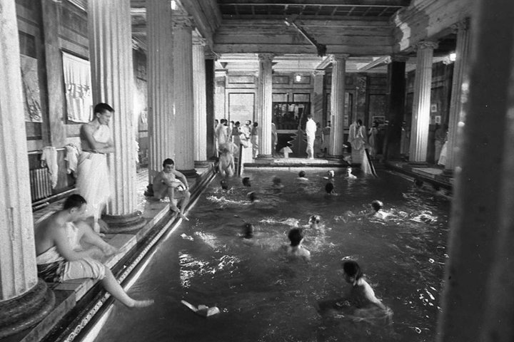 Выставка-акция Иосифа Бакштейна и группы «Чемпионы мира» в Сандуновских банях. Скриншот с сайта mediiia