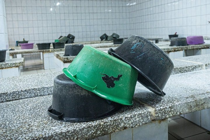 Принт работы NEJI201 «Тлеющий, ползущий, перерождающийся?» на выставке «5:55» в бане №10. Фото: Предоставлено NEJI201