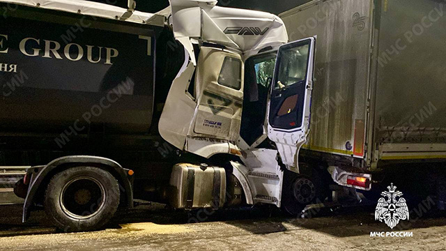 Две массовые аварии с грузовиками и легковушками за день в Тверской области