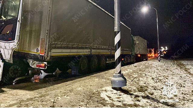 Две массовые аварии с грузовиками и легковушками за день в Тверской области