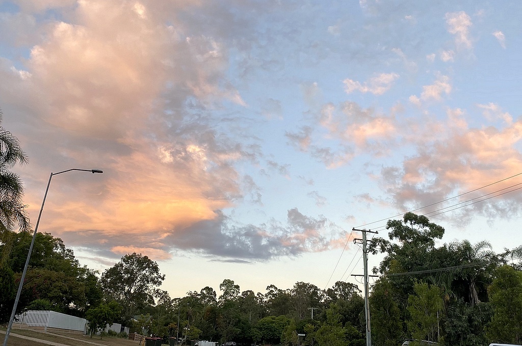 Этот рассвет я фотографировала два дня назад, но и сегодня у горизонта на востоке облака немного розовели
