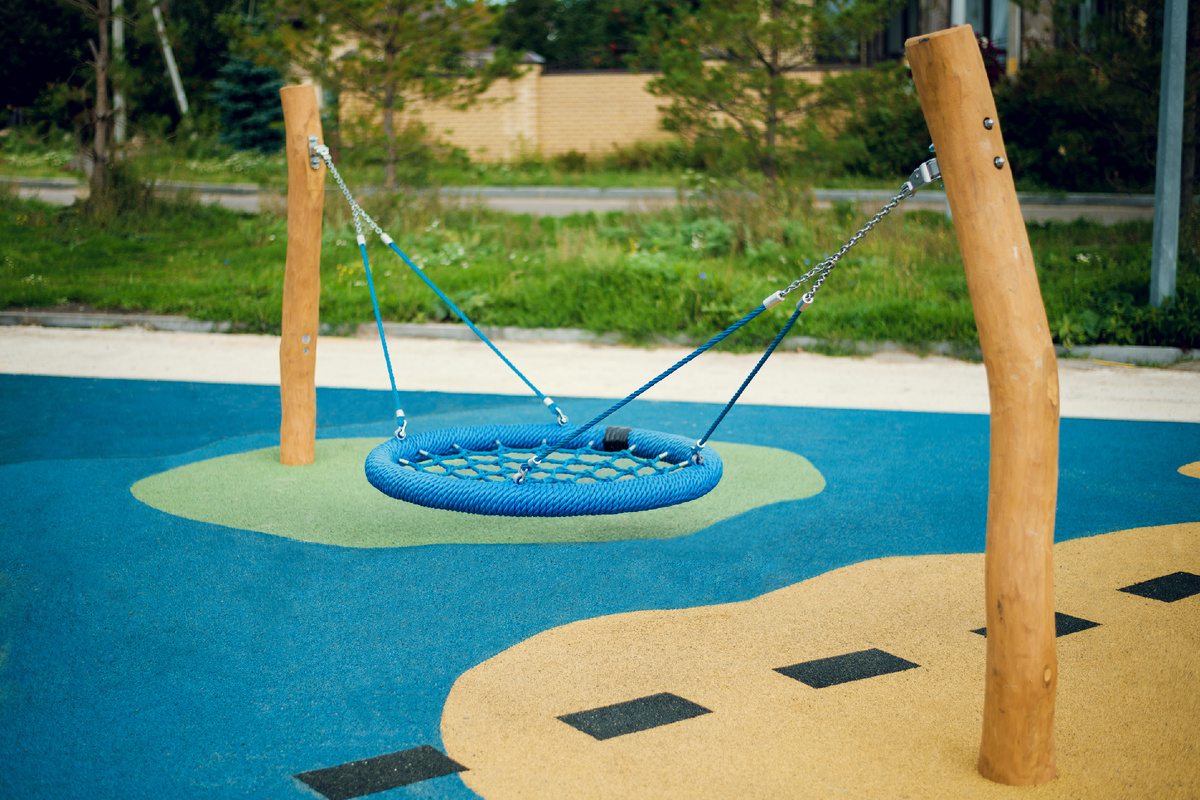 г. Лаишево, Камское море, дерево белой акации.