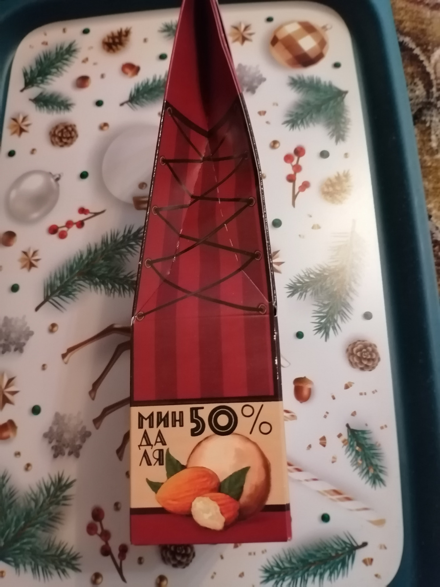 Производитель акцентитирует внимание на составе: не менее 50% миндаля;  марципаны, в составе которых миндаля меньше, считаются подделкой. Но в настоящем рецепте миндаля почти 100%))