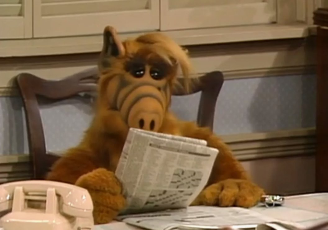 Ничего необычного: просто инопланетянин читает газету. Стоп-кадр из т/с «Альф»