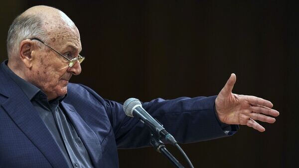    Народный артист РФ, писатель-сатирик Михаил Жванецкий© РИА Новости . Владимир Песня