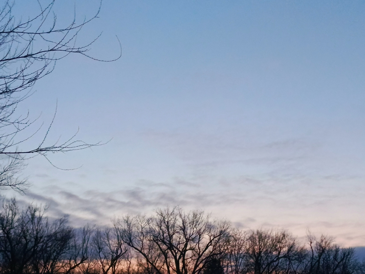 Яркое начало дня. Небо над стадионом