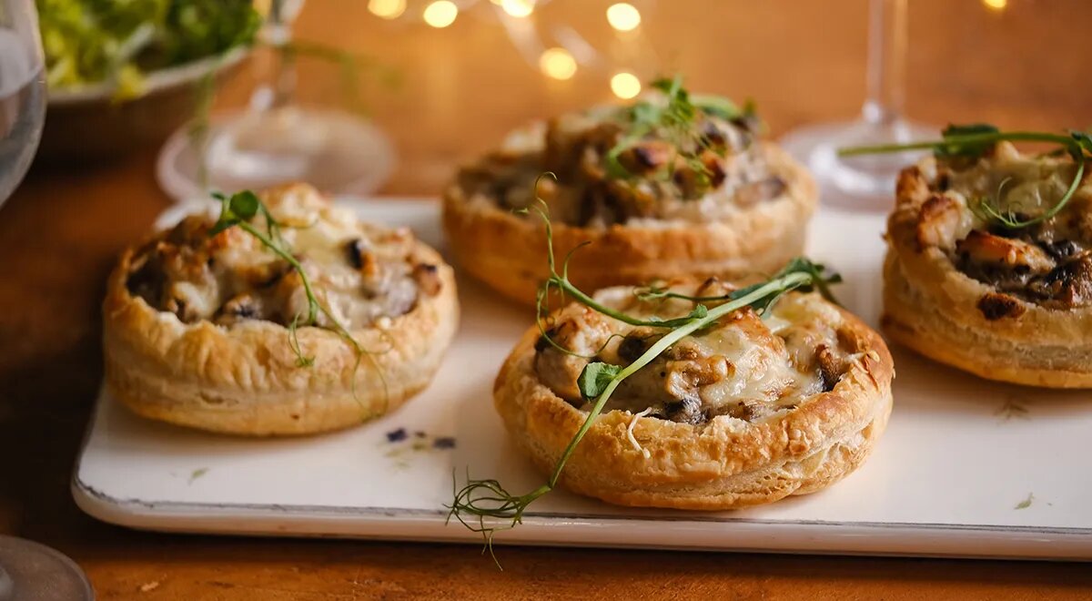   Жюльен в тарталетках с курицей и грибами