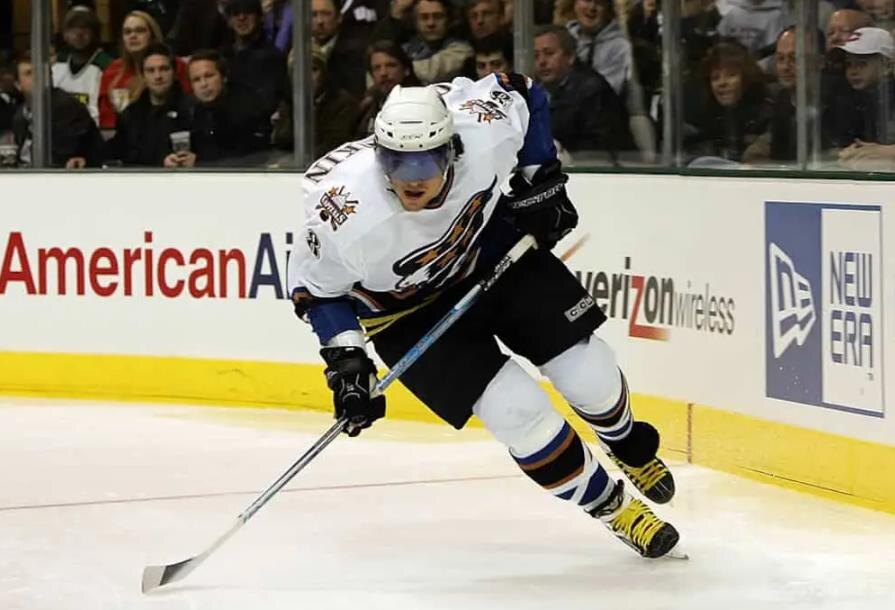 На старте карьеры в НХЛ Овечкин использовал тонированный визор – защитную полумаску. На россиянина жаловались вратари, которые не видели его глаз. Из-за жалоб в 2006 году НХЛ запретила тонировку. Фото: nhl.com