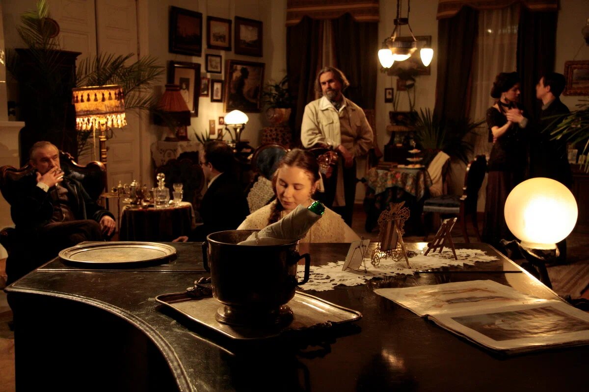 Не прячь музыку, она опиум
Для никого, только для нас.
Давай вечером умрём весело,                                                                                                   
Поиграем в декаданс.