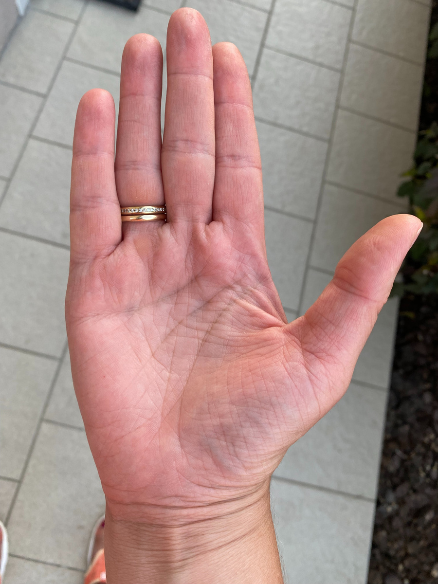 Длинный мизинец с нормальной посадкой