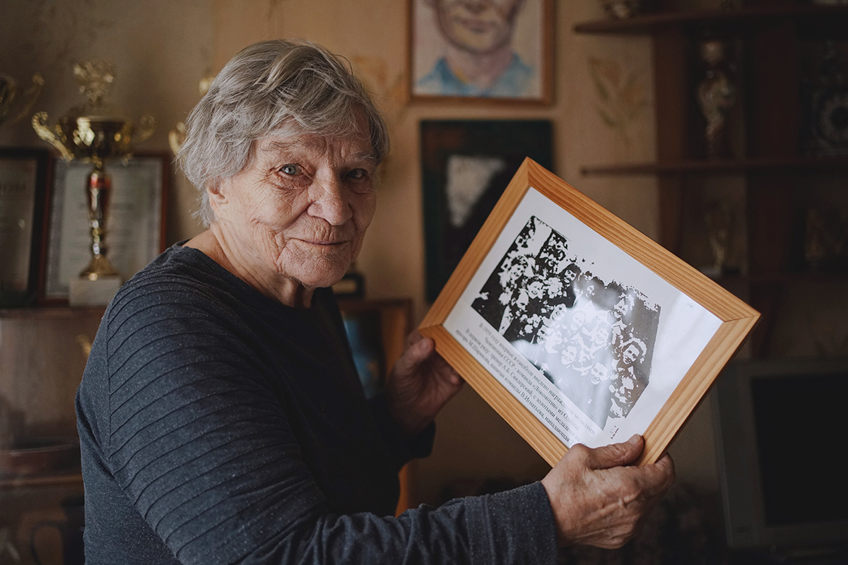 Валентина Яковлевна, капитан «Локомотива», показывает фотографию со своей командой, чемпионками СССР по гандболу
Фото: Дарья Крыл для ТД