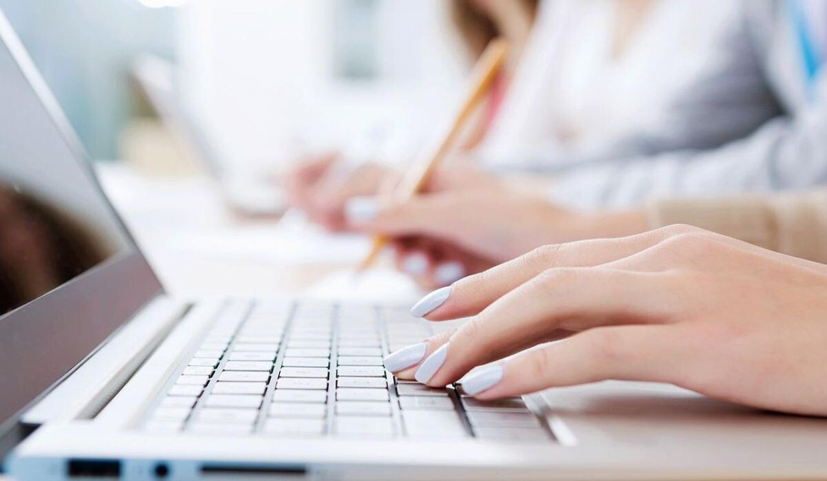     Работа за ноутбуком. Источник: mos.ru Автор фото: Пресс-служба Мэра и Правительства Москвы