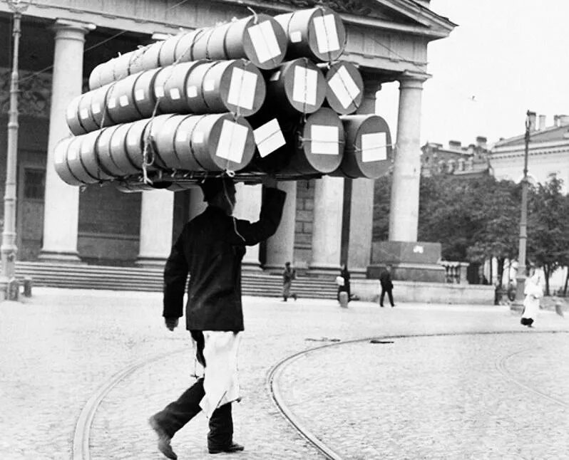 Фотограф «подловил» персонажа на Исаакиевской площади. На пьедесталах Конногвардейского манежа нет статуй Диоскуров. Они были перенесены к казармам лейб-гвардии Конного полка в 1840 г.. Вернулись в 1954‑м./ФОТО из ЦГАКФФД СПб. РЕПРОДУКЦИЯ АВТОРА