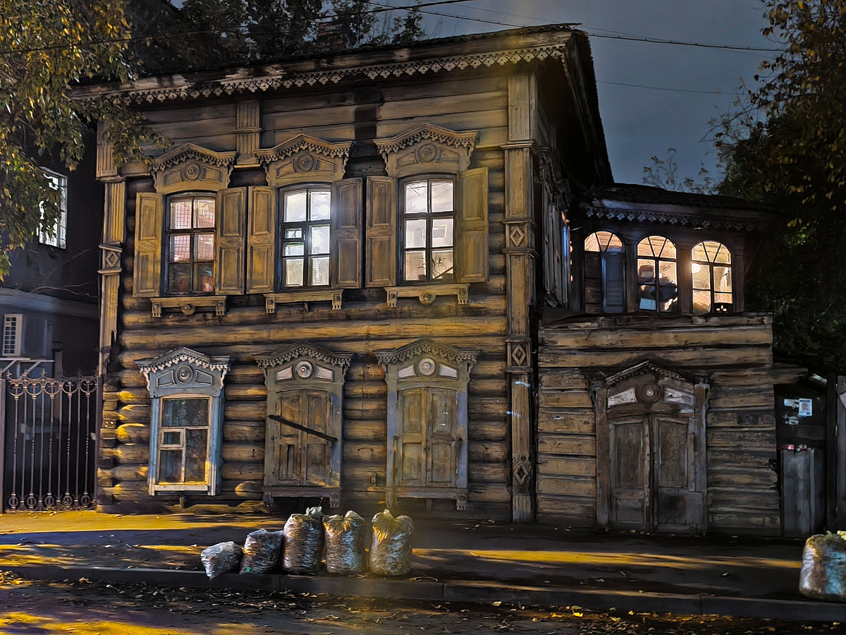 Маленький современный мирок в исторической деревянной оболочке ❤ Даже забавно думать, что в этом особнячке есть роутер, интернет, блендер какой-нибудь... Так хочется в гости напроситься в подобный дом! Не по усадьбе-музею с исторической обстановкой походить, а по месту жительства современника, которое старше своего жильца века на полтора... (© Анна, «Маяк энерджайзера»)