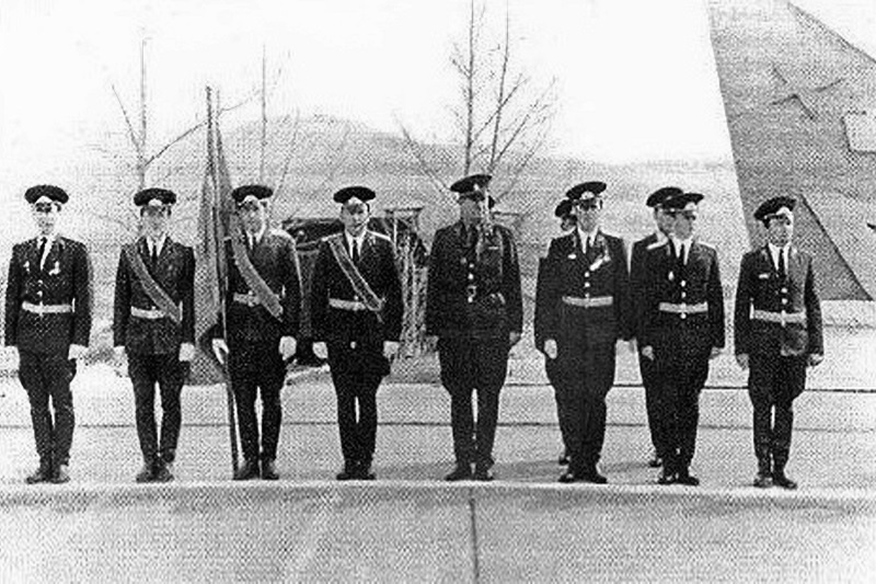 Фото ноября 1967 г. с вручением 571-му РП памятного знамени в честь 50-летия Октябрьской революции, найденное в группе служивших здесь в Одноклассниках.