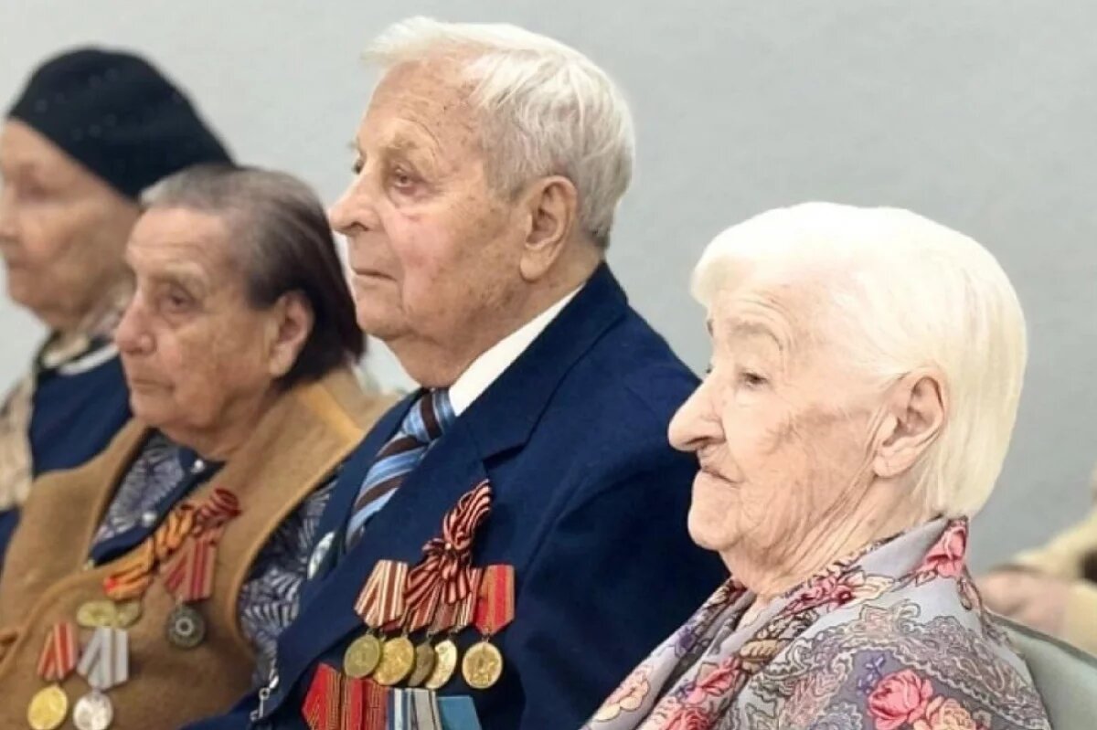    В Хабаровске ветеранов ВОВ наградили медалью к 80-летию Победы