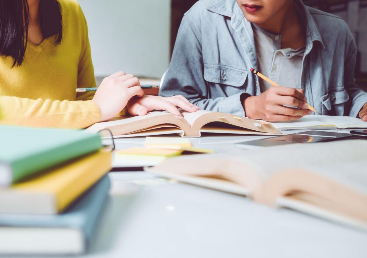    Репетитор или платное образование: что выбрать?