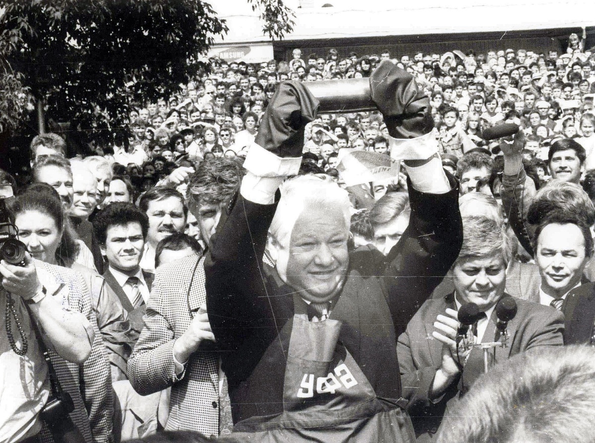 Первый президент России Борис Ельцин держит камень для закладки под будущее уфимское метро. Фото: Анатолий ВИНОГРАДОВ (из фонда Национального музея РБ)