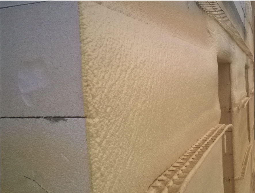 Бесшовное утепление стен снаружи дома из пеноблоковнапылением ППУ 