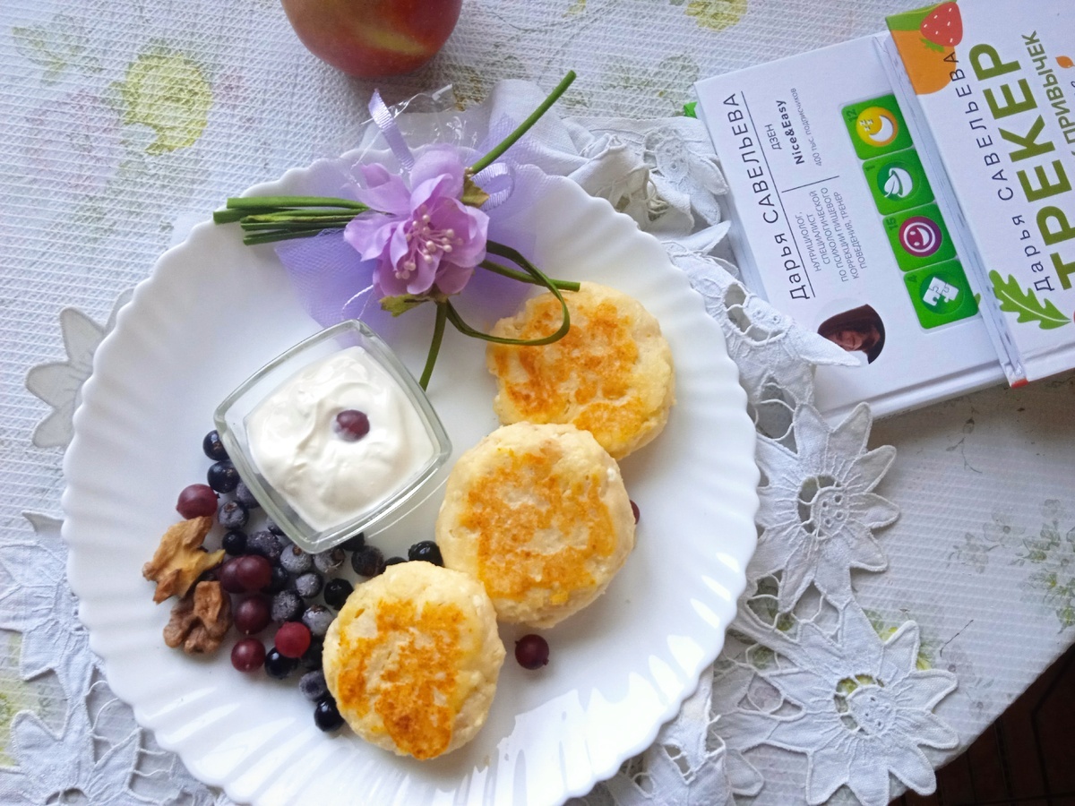 Нежные сырнички от наших практиков. И мои книги рядом. Так приятно! 