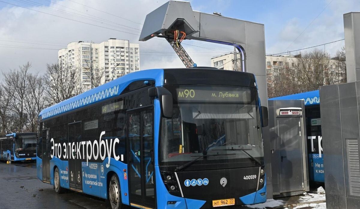     Зарядка электробуса. Источник: mos.ru Автор фото: Пресс-служба Мэра и Правительства Москвы