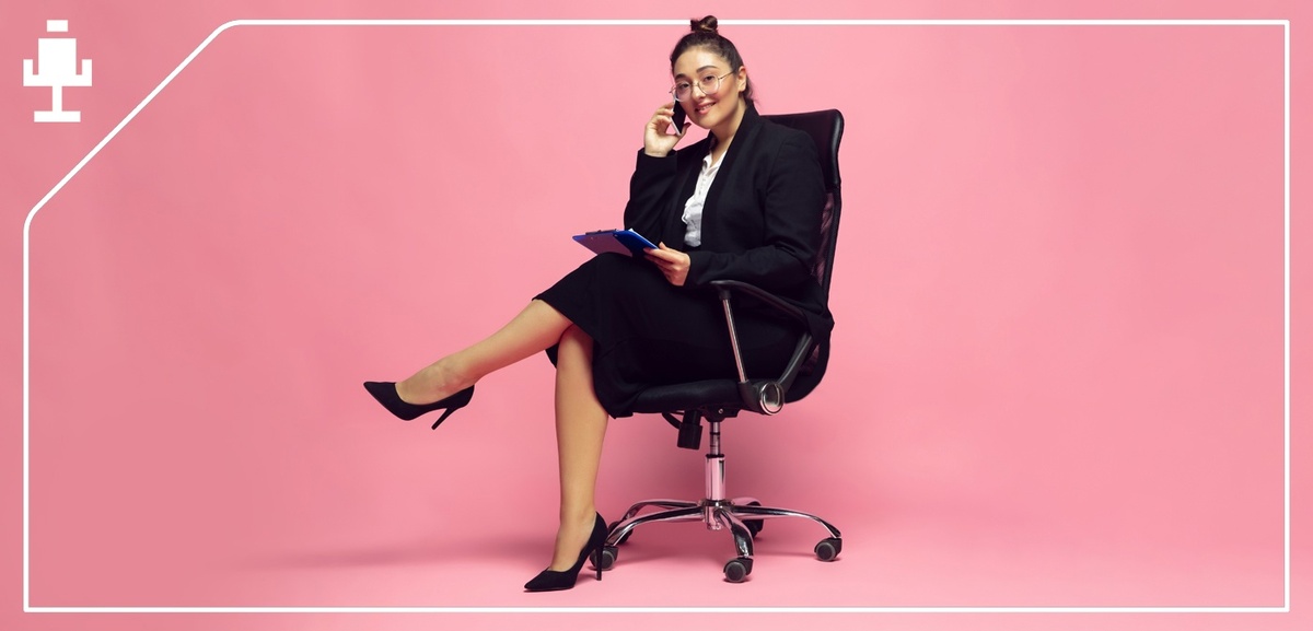 Каблуки и удобное кресло – секрет комфорта и хорошей осанки! 👠🪑