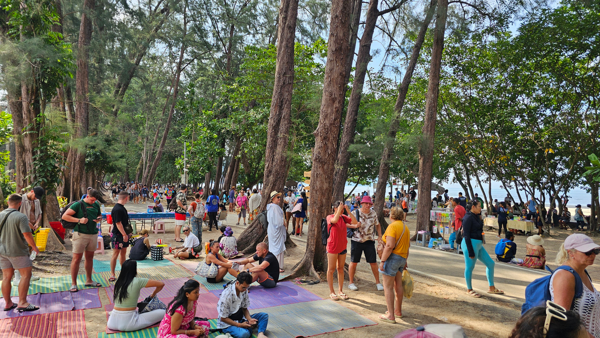 Столпотворение из желающих отправиться на острова с пляжа Noppharat Thara