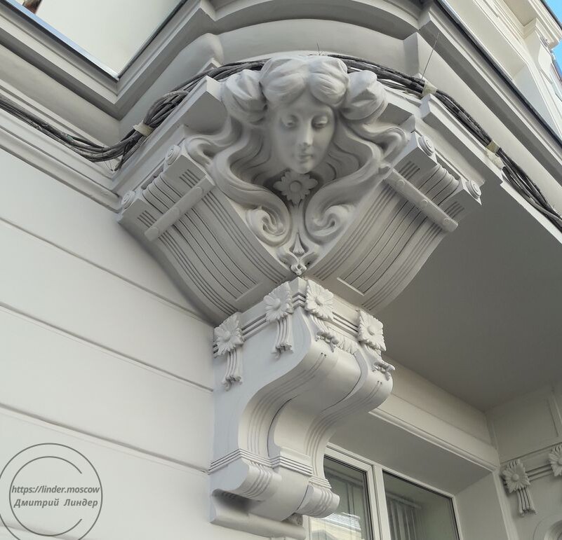 «Эллочка-людоедка» украшает эркер. Правда прическа другая… все-таки дом на четверть века старше «Двенадцати стульев». Фотография автора