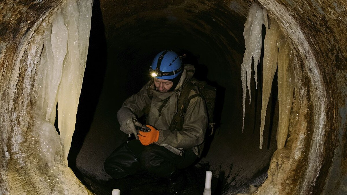Стикс зимой вырастил в портале трубы сталактиты и сталагмиты, узоры натеков и целый ледяной водопад. Фото: Елена Бахур 