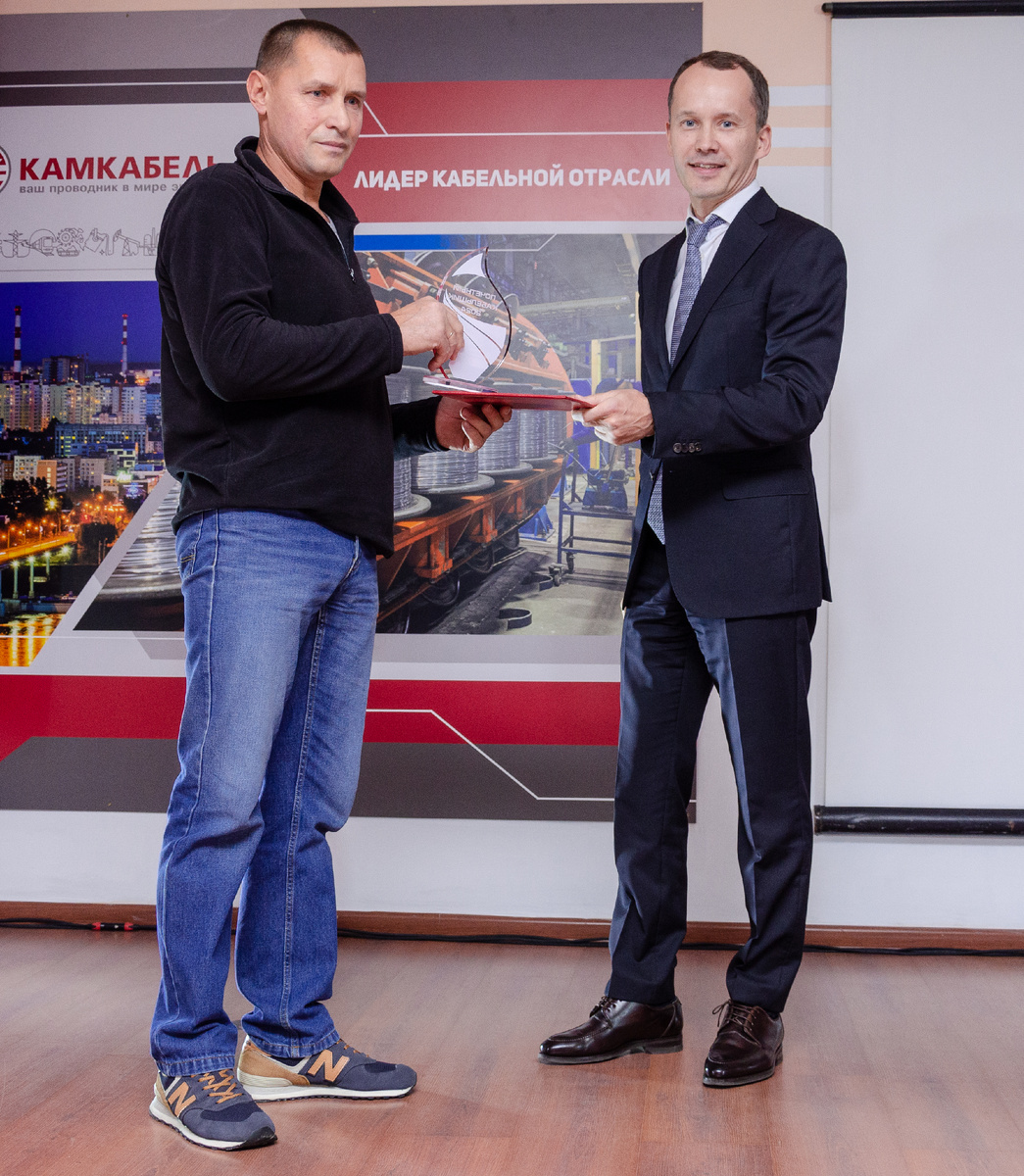 Высшую корпоративную награду К. М. Лушникову вручил генеральный директор А. П. Бузилов