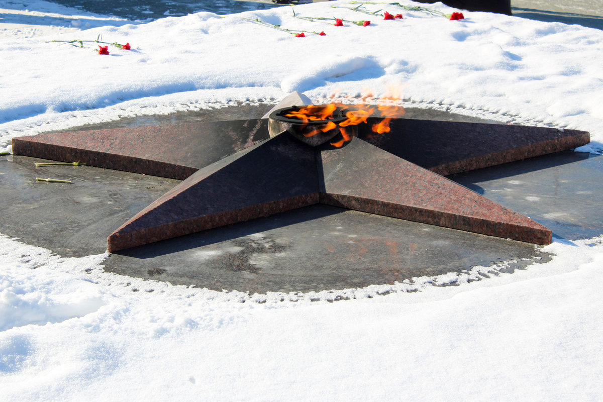 Мужчины легли прямо на памятник погибшим в годы Великой Отечественной войны.  Фото: Фото: ФедералПресс / Ксения Кобалия