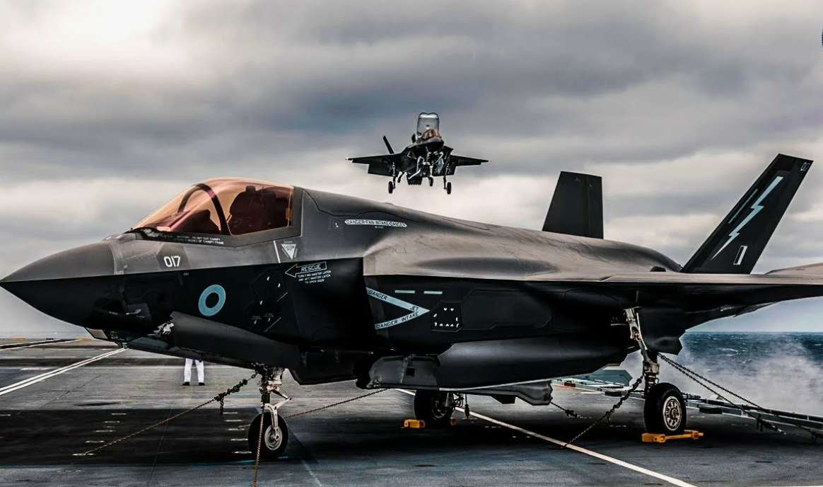 Великобритания была самым последовательным участником программы JSF (F-35), а теперь безуспешно пытается придумать "План Б", если "стелсы" по велению из Вашингтона,, перетанут работать. Фото Royal Navy