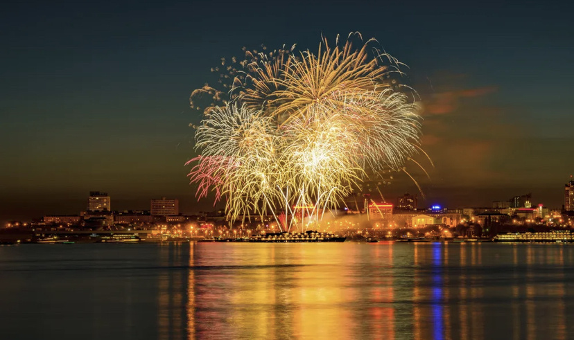 Вечерний салют на День Победы 