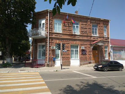 Вот это здание. Слева с угла в подвал был вход в кафе, справа крыльцо поликлиники.