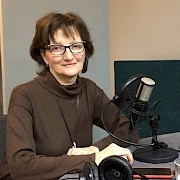«Мы обследовали всех детей с нарушением слуха, даже с факторами риска: недоношенность, тяжелые роды, ИВЛ, врожденные инфекции (краснуха), заболевания первых трех лет жизни – менингит, пневмония, прием антибактериальных препаратов. А в Европе, например, на дорогое секвенирование гена брали только семейные случаи и детей без факторов риска. В результате, мы получили неожиданно высокие цифры, так как 53% детей имели данный вариант (35delG), 39% – были гомозиготами и 14% – гетерозиготами. В этой группе 47% детей с мутациями не имели факторов риска, а 50% случаев, когда родители указывали в качестве причины антибиотики, дети имели измененный генотип», – поделилась подробностями врач-отогенетик.